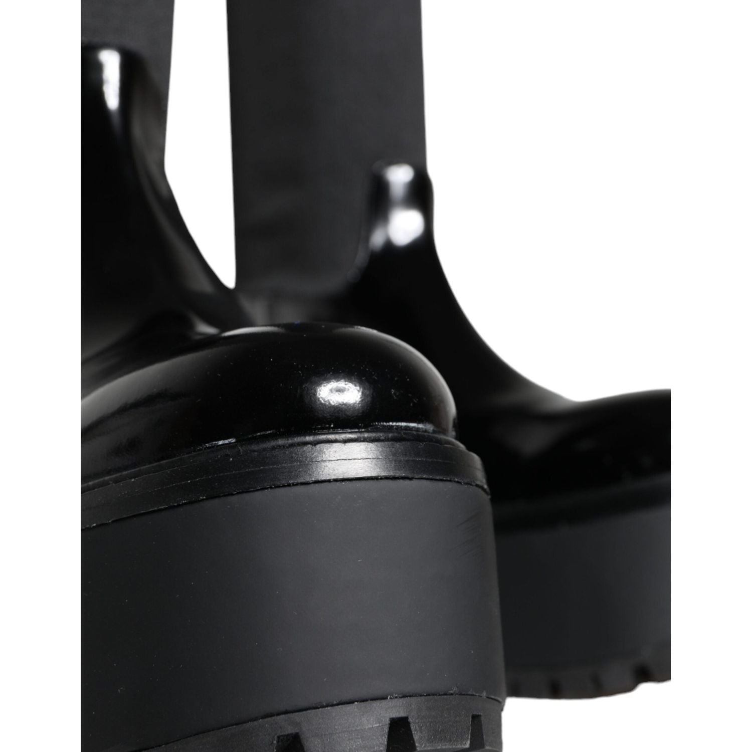 حذاء طويل حتى الركبة من دولتشي آند غابانا مصنوع من الجلد الأسود