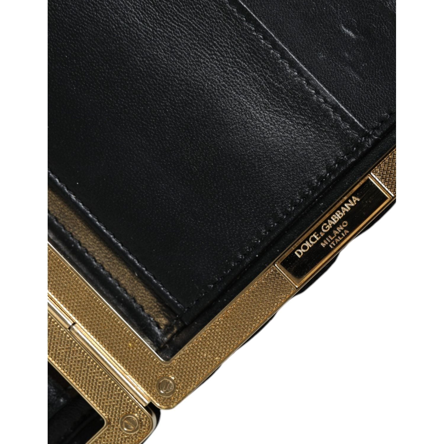 حقيبة كلاتش سهرة من دولتشي آند غابانا بوردو مخملية سوداء بإطار ذهبي
