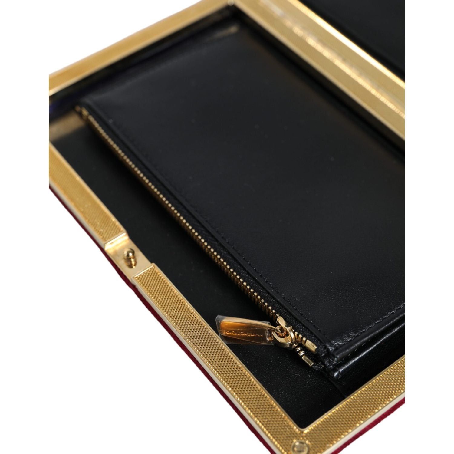 حقيبة كلاتش للحفلات المسائية من دولتشي آند غابانا بإطار ذهبي من المخمل الأحمر