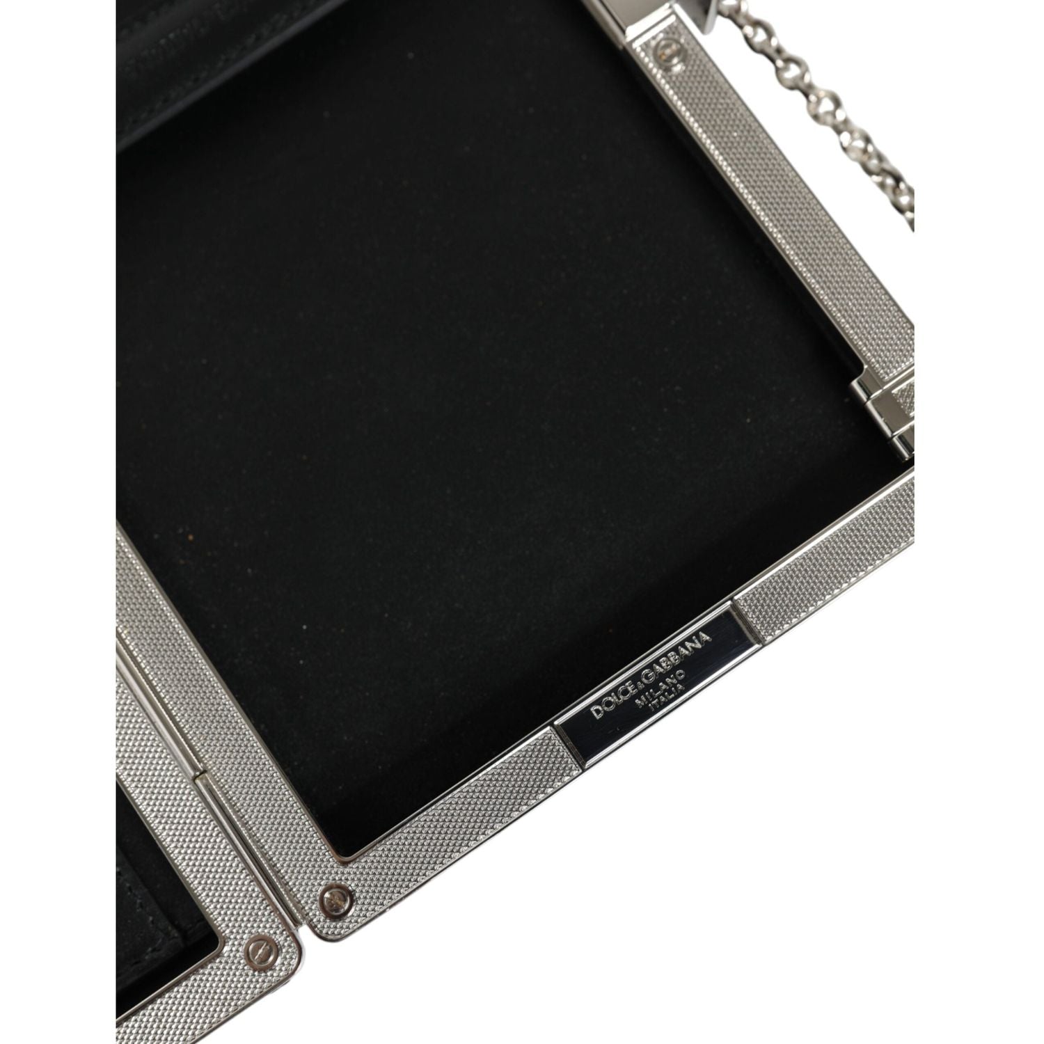 حقيبة كروس بودي صغيرة بإطار فضي من دولتشي آند غابانا مصنوعة من الجلد الأسود