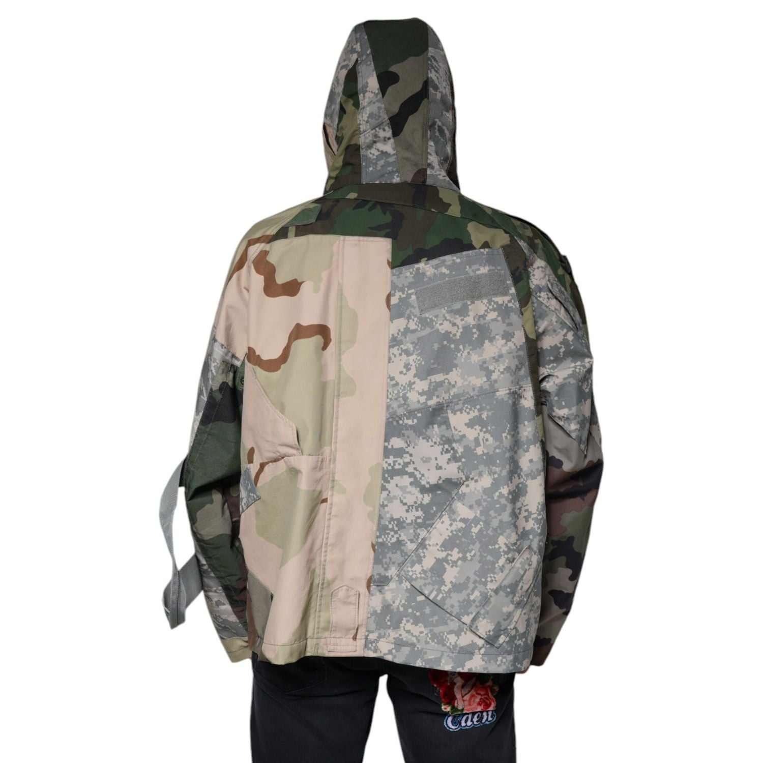 Front view with bag zipped and handles upright.