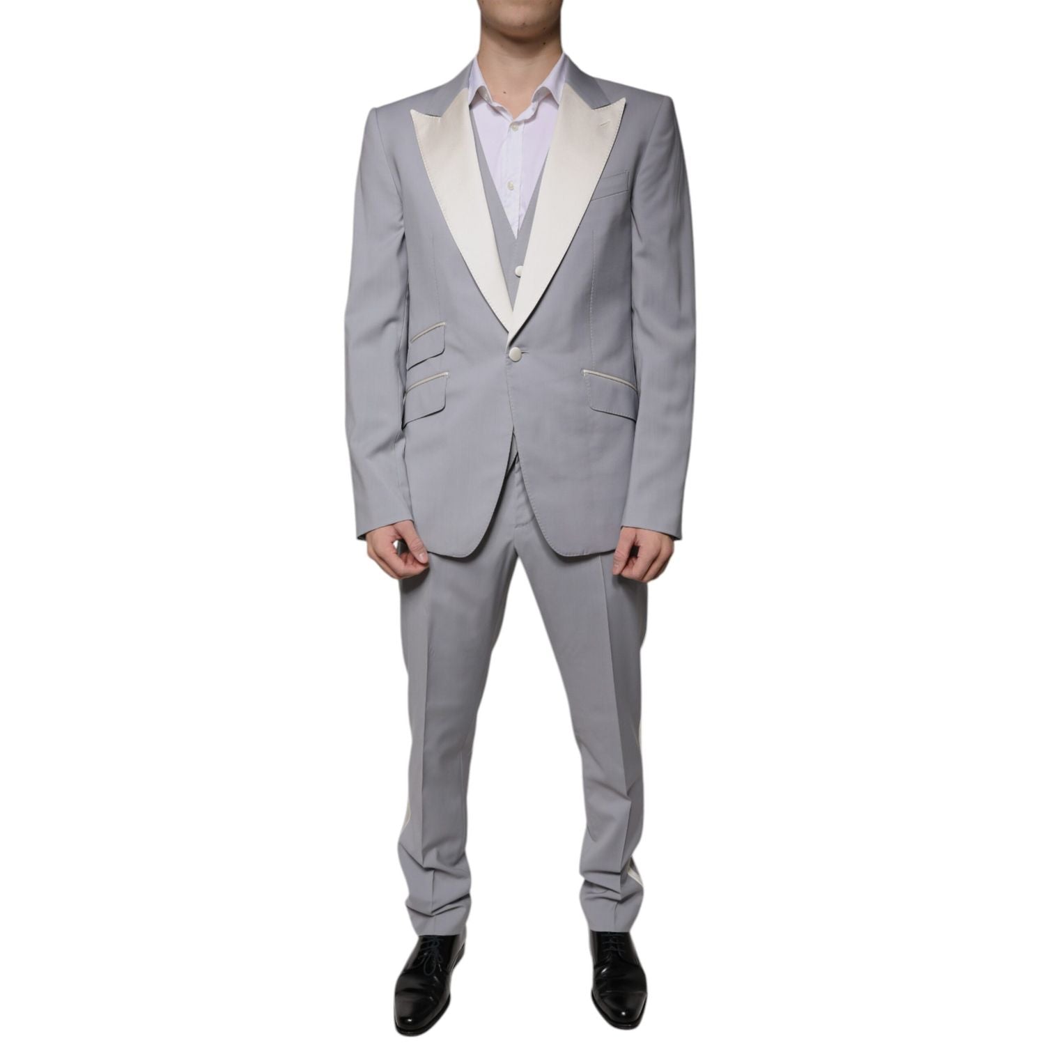 Front view with bag zipped and handles upright.