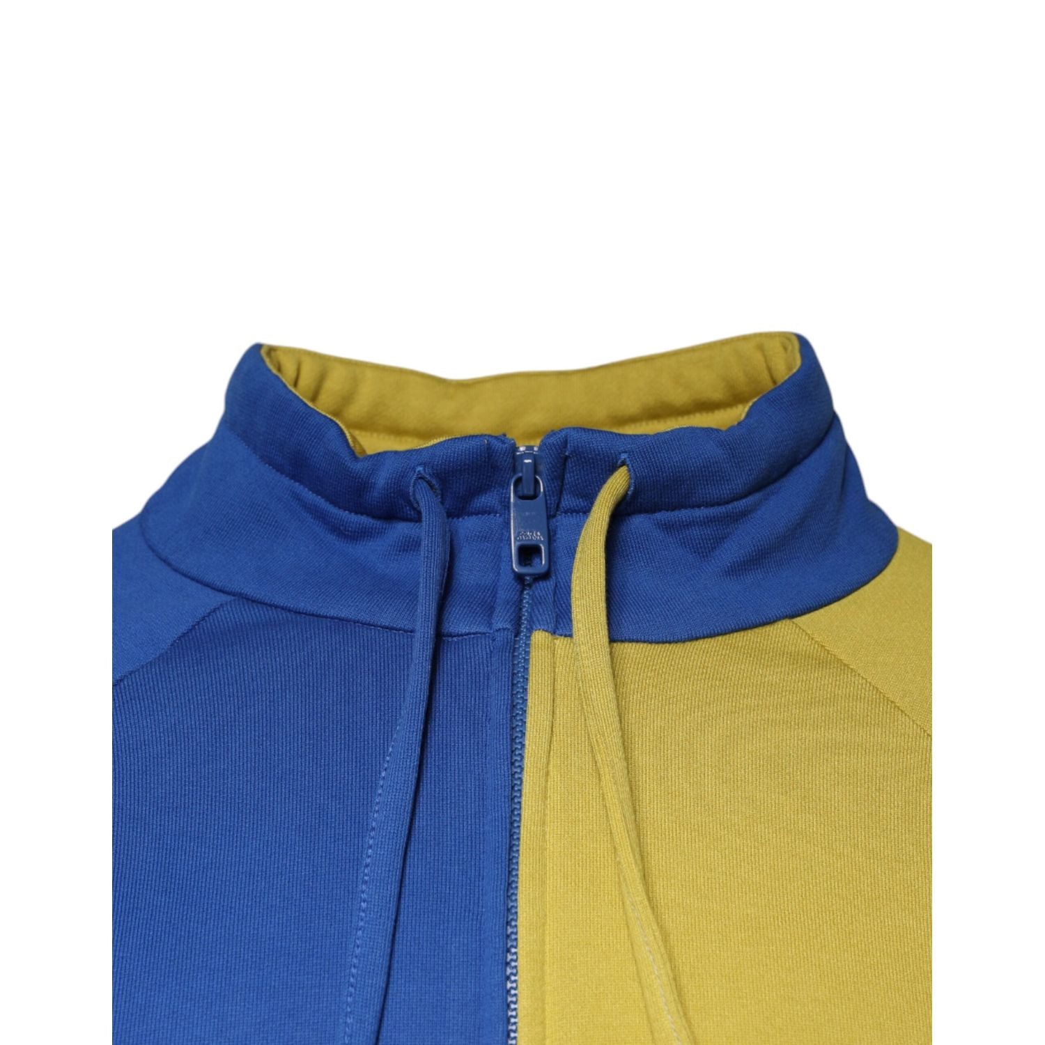 Front view with bag zipped and handles upright.