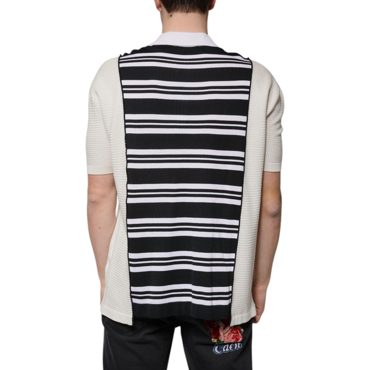Front view with bag zipped and handles upright.