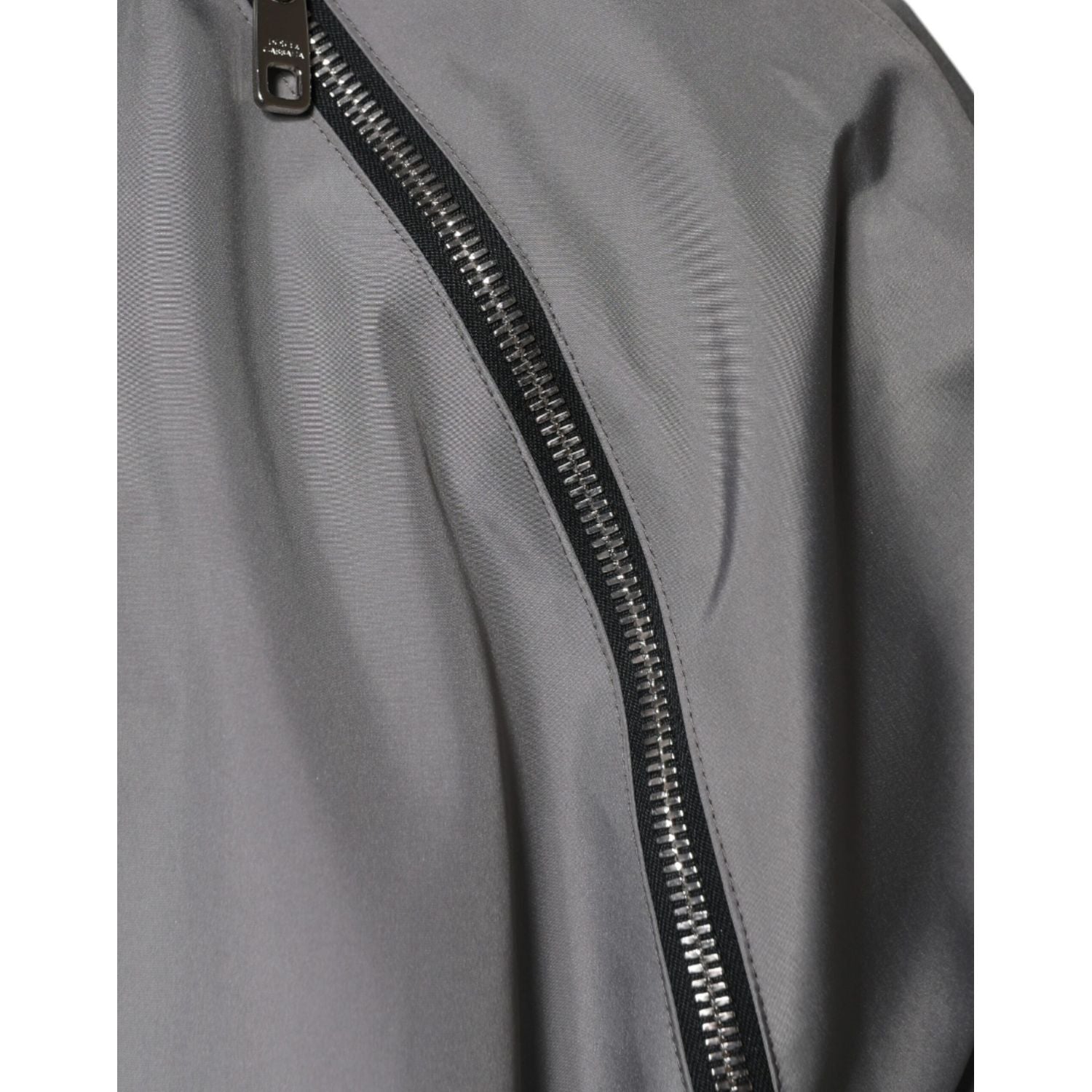 Front view with bag zipped and handles upright.