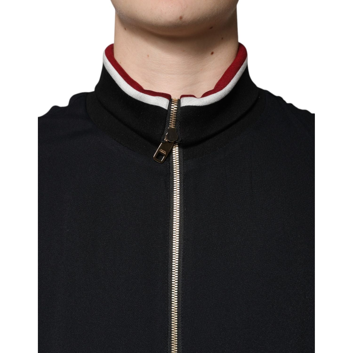 Front view with bag zipped and handles upright.