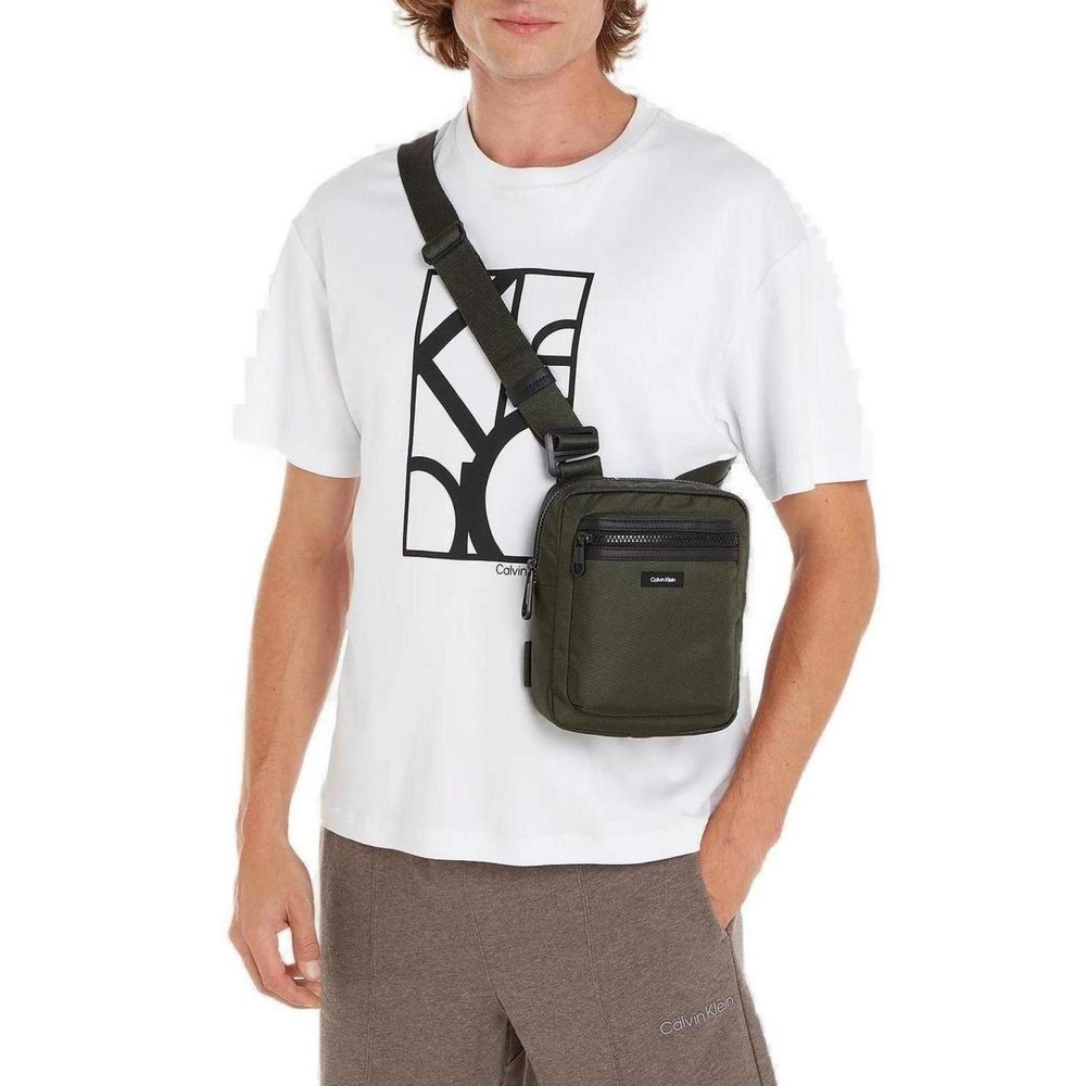 Front view with bag zipped and handles upright.