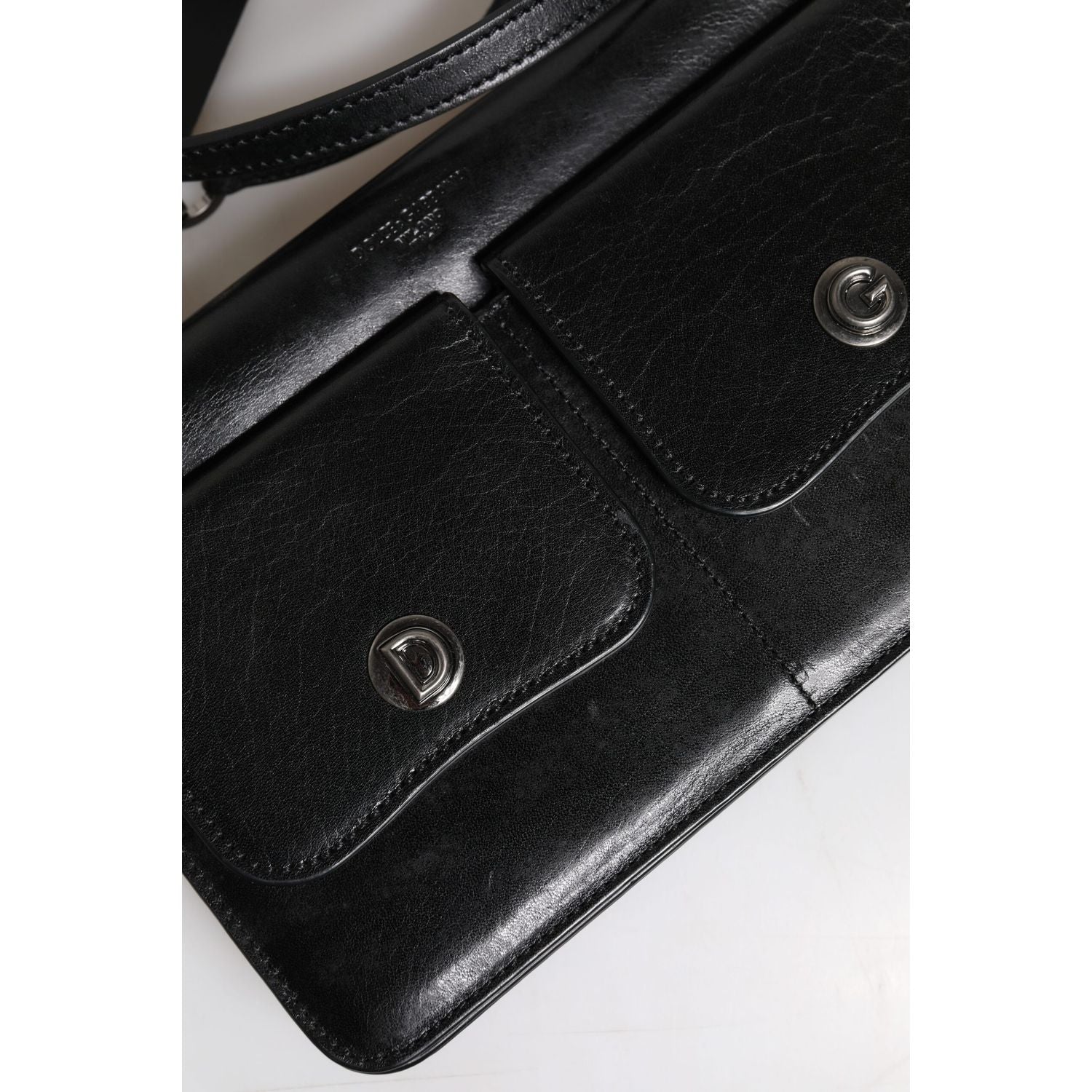 Front view with bag zipped and handles upright.