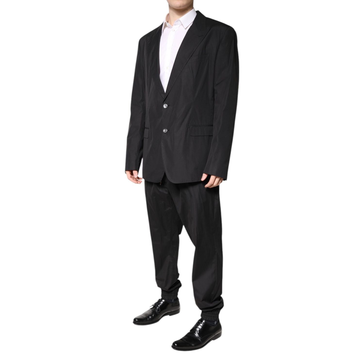 Front view with bag zipped and handles upright.