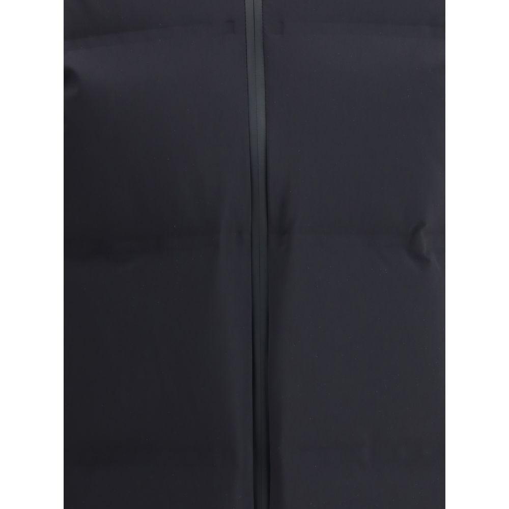 Front view with bag zipped and handles upright.