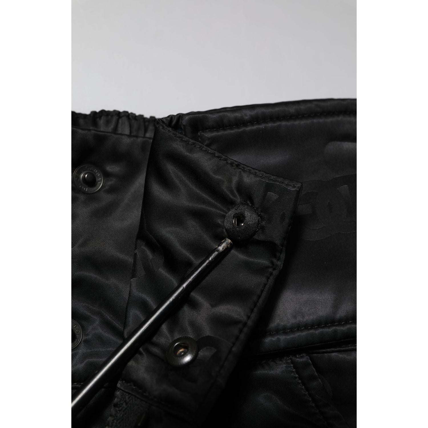 Front view with bag zipped and handles upright.