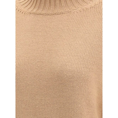 Close-up of Fabiana Filippi Beige Fleece Wool Sweatshirt with ribbed neck and premium texture, ideal for cool weather.