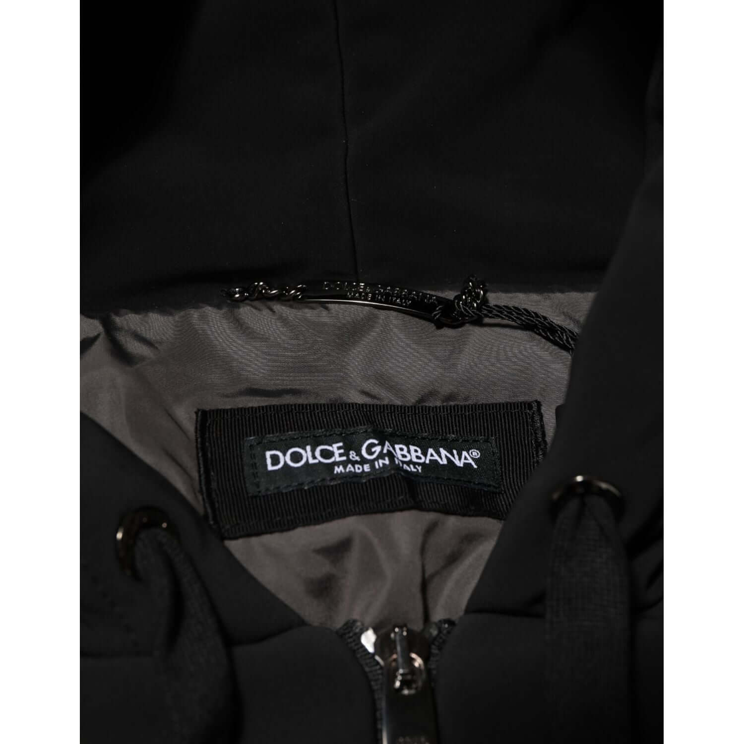 Front view with bag zipped and handles upright.