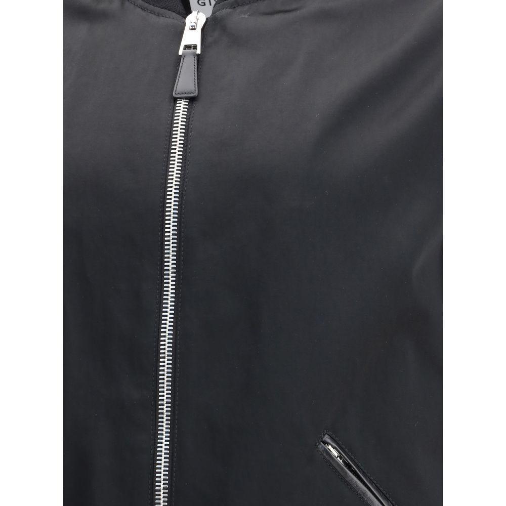 Front view with bag zipped and handles upright.