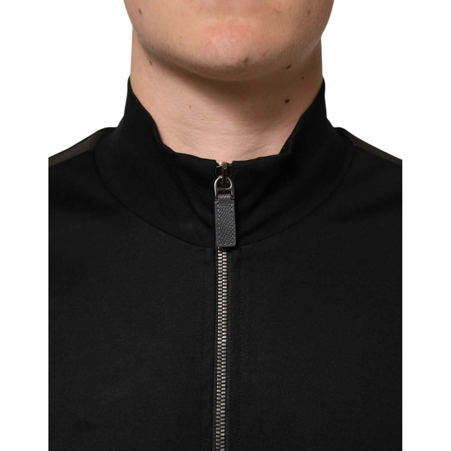 Front view with bag zipped and handles upright.