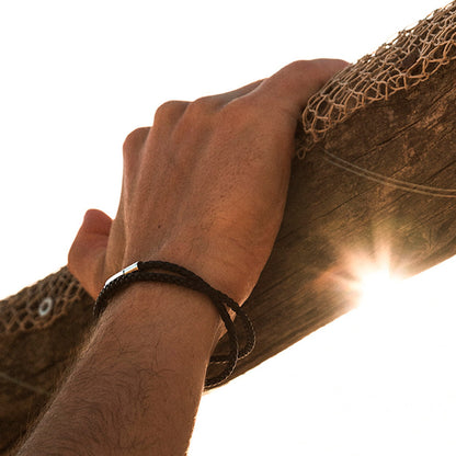 Close-up of a hand wearing AN JEWELS JEWELRY Mod. AA.P236BL.2M bracelet in sunlight