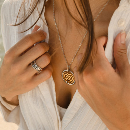 AN JEWELS JEWELRY Mod. AL.NSOKLSYC pendant necklace and ring in elegant close-up.