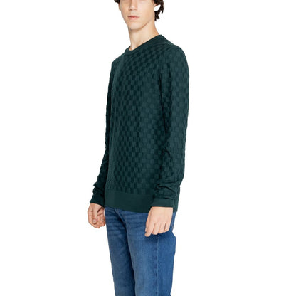 Model wearing Calvin Klein Green Organic Cotton Sweatshirt with basket weave pattern, showcasing sustainable fashion and contemporary style.