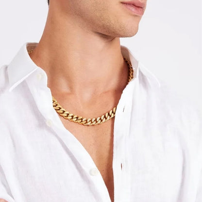 Man wearing GUESS JEWELS JEWELRY Mod. JUMN01379JWYGT-U gold chain