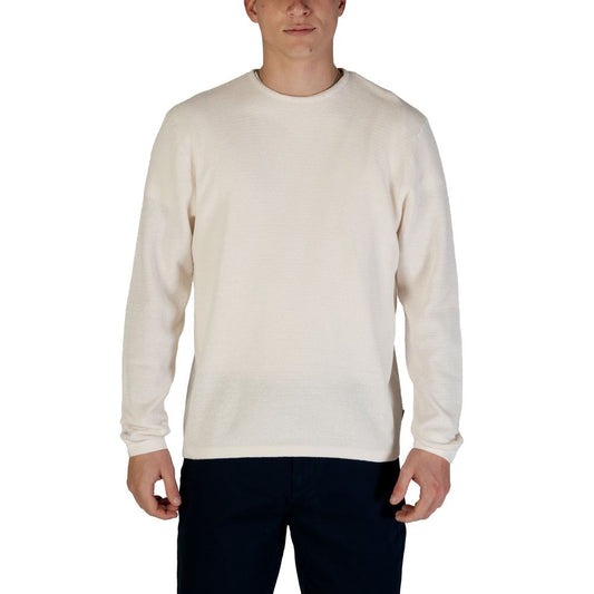 Man wearing Jack Jones White Cotton Sweatshirt, a sustainable and versatile knit with crew neck, ideal for casual and formal occasions.
