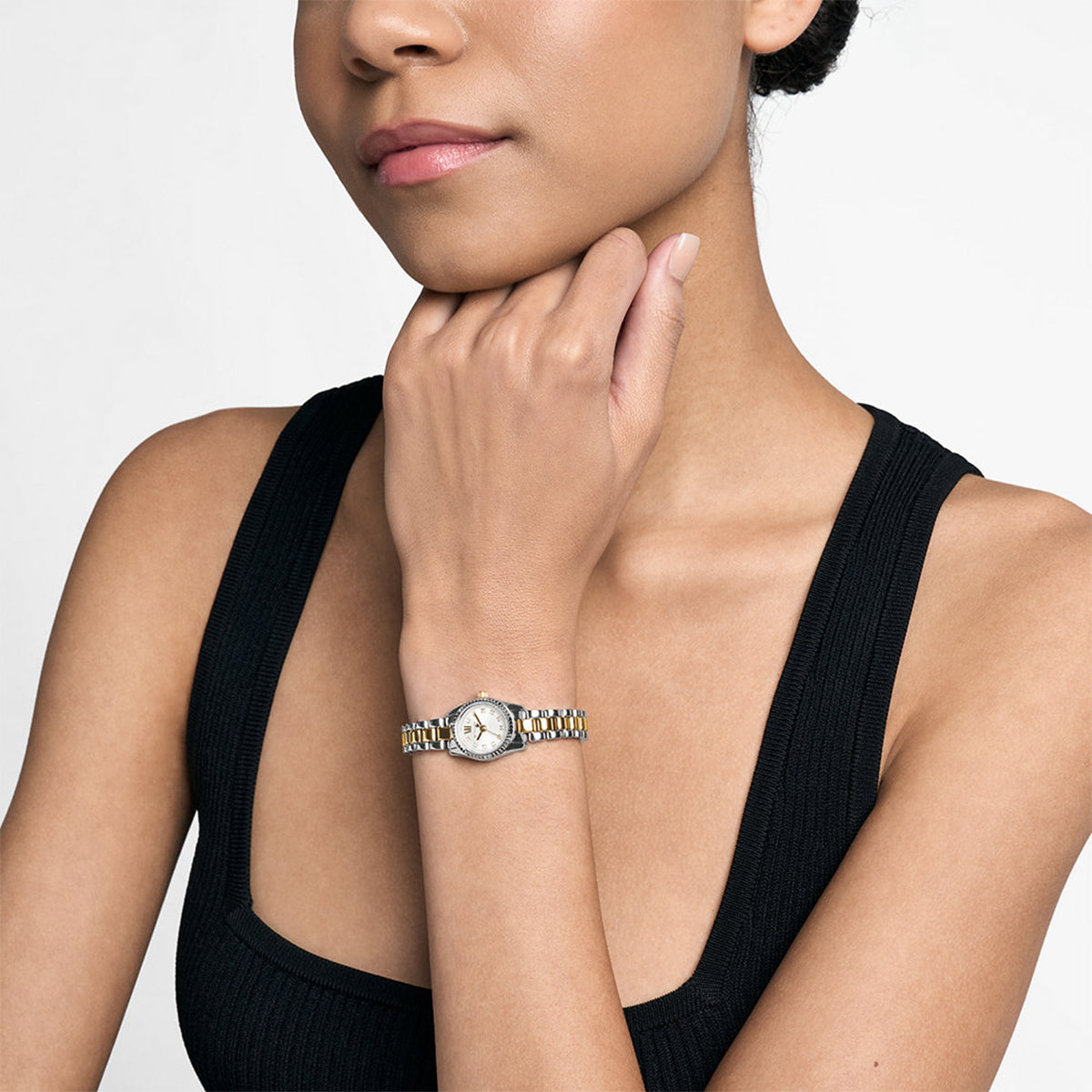 Alt Tag: Woman wearing MICHAEL KORS Mod. MIRCO LEXINGTON watch with gold and silver bracelet.