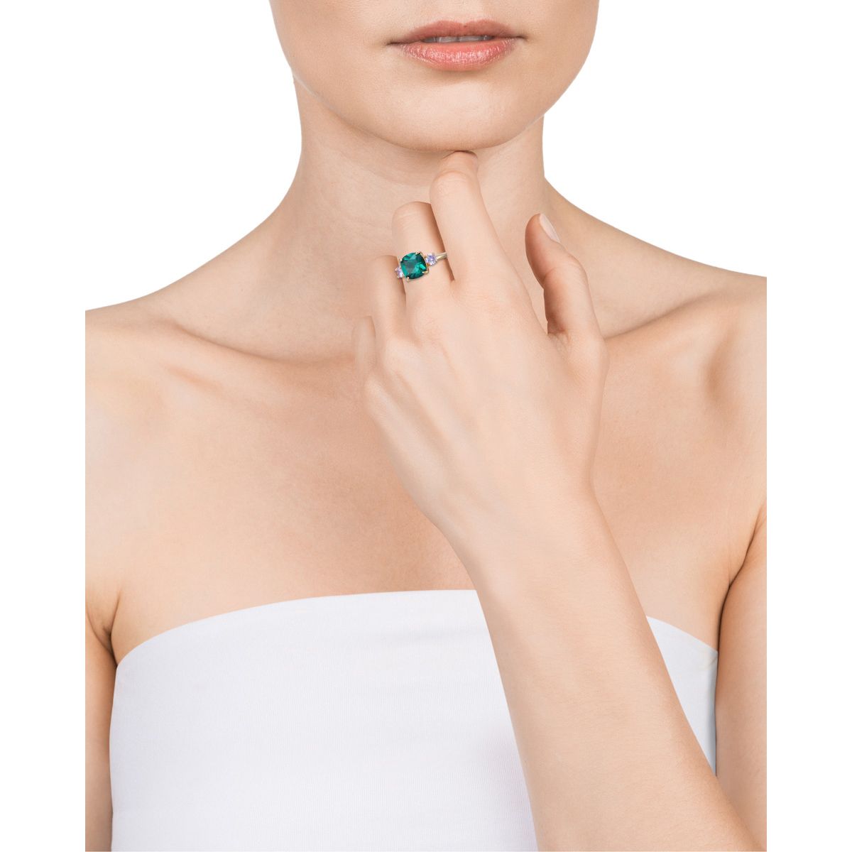 Woman wearing a VICEROY JEWELS Mod. 13099A015-59 silver ring with a green stone, showcasing elegant jewelry design.