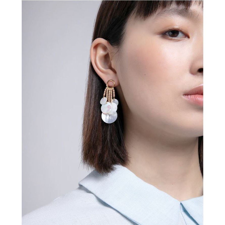Lady wearing VICEROY JEWELS Mod. 13192E100-90 silver earrings, shown in official packaging. Elegant design for women.