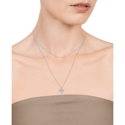 Alt Tag: Woman wearing VICEROY JEWELS Mod. 4104C000-38 silver necklace, showcasing elegant and stylish design.