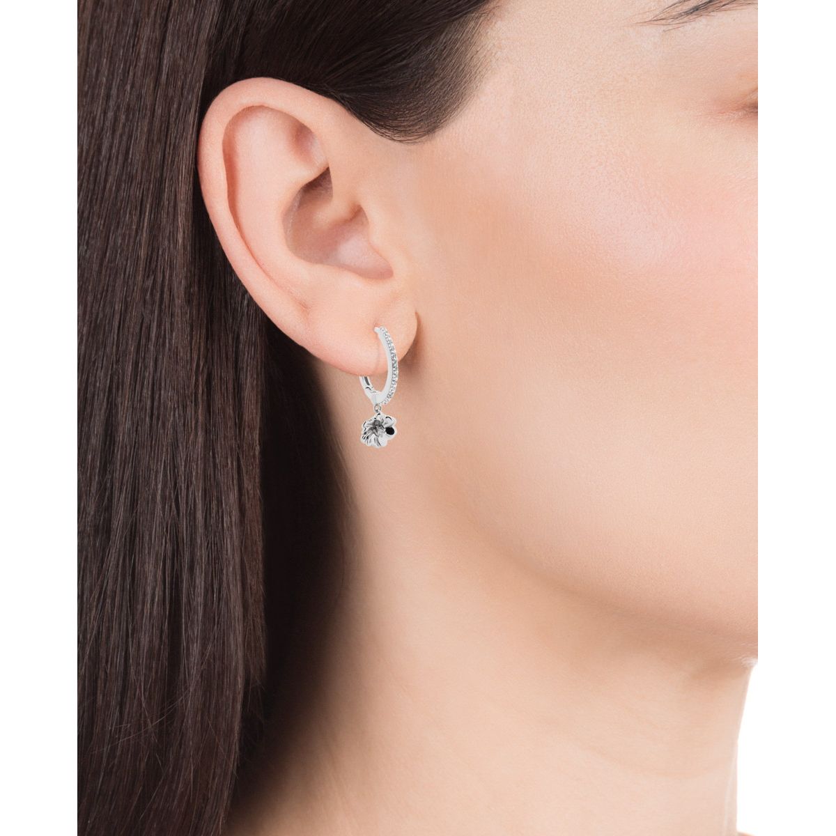 Woman wearing VICEROY JEWELS Mod. 85021E000-38 silver earrings on ear, close-up view