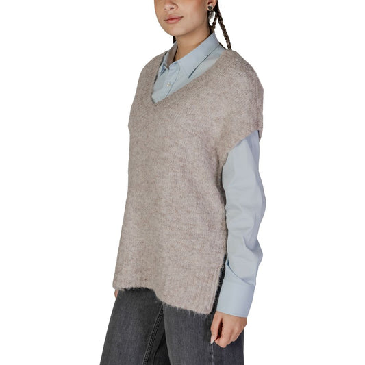 Woman wearing Vero Moda Beige Recycled Polyester Sweater from fall/winter collection, made of recycled polyester, nylon, wool, elastane.